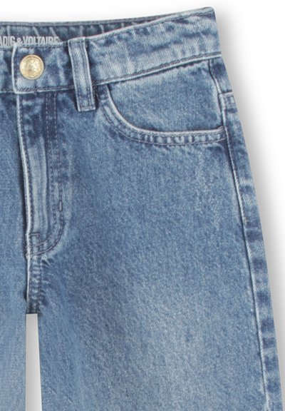 Jean en denim bleu clair avec un design classique à cinq poches, fermeture à bouton en métal et décoloration subtile pour ajouter de la texture.