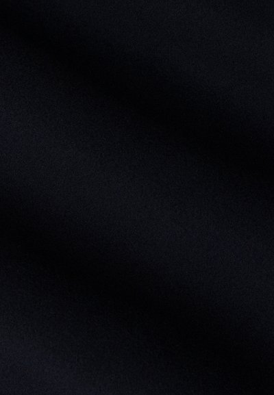 Egyszínű fekete textil textúra, finom redőkkel, melyek lágy árnyékokat és mélységet hoznak létre.