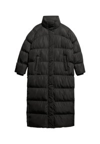 Lång svart pufferjacka med hög krage, med horisontella quiltade sektioner och sidofickor. Slätt, lätt material.