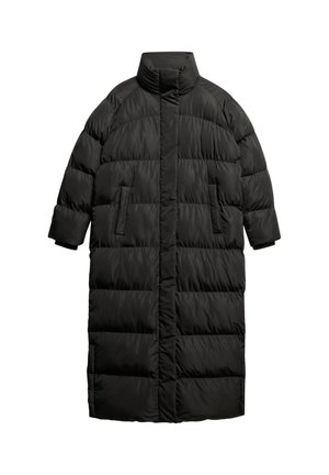 Cappotto lungo nera imbottito con colletto alto, caratterizzato da sezioni trapuntate orizzontali e tasche laterali. Materiale liscio e leggero.