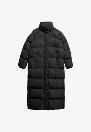 Cappotto lungo nera imbottito con colletto alto, caratterizzato da sezioni trapuntate orizzontali e tasche laterali. Materiale liscio e leggero.