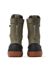 Botas de invierno DC Shoes, de color verde oliva con suelas de goma negra. Cuenta con forro de piel sintética texturizada, costuras reforzadas y un logo en el lateral.