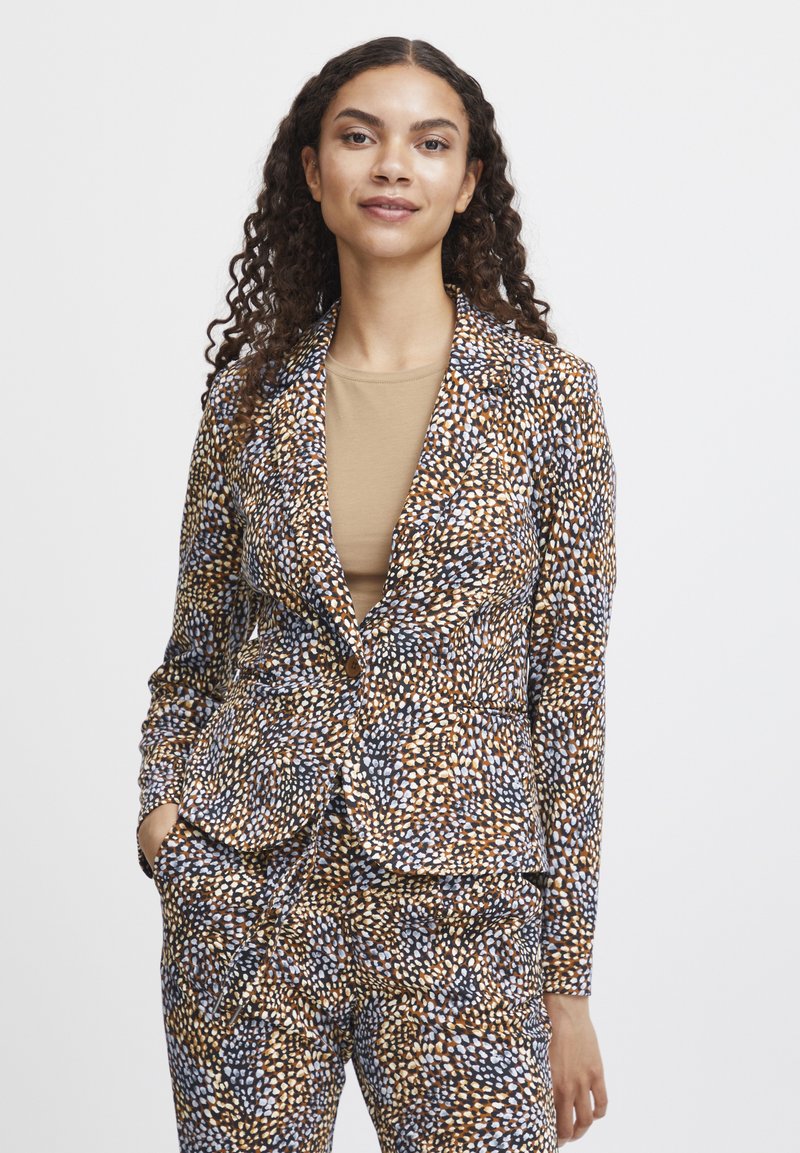 Mehrfarbiger Blazer mit einer taillierten Silhouette, ausgestattet mit einem strukturierten Stoff und einem gemusterten Design in Brauntönen, Orange und Blau.