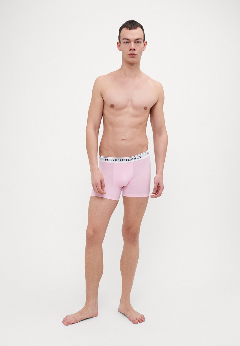 Rózsaszín pamut boxer alsónemű fehér derékszallaggal, amelyen fekete betűkkel a "Polo Ralph Lauren" márkaneve szerepel.