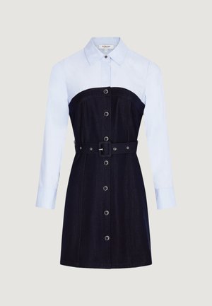 Vestito a maniche lunghe con top azzurro, gonna con bottoni blu scuro e cintura coordinata in vita, scollatura con colletto su sfondo neutro.