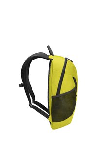 Heller gelber Rucksack mit schwarzen Netzakzenten, ausgestattet mit einer Reißverschlusstasche und gepolsterten Schulterriemen für Komfort und Unterstützung.