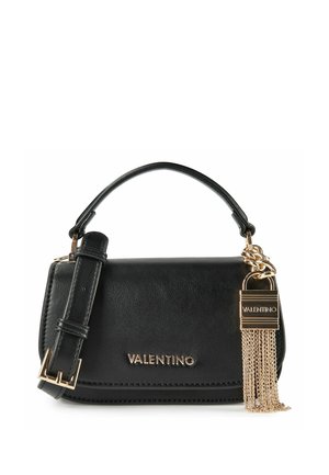 Bolso de cuero negro con asa corta, correa desmontable, herrajes dorados y un adorno de flecos decorativo con el logo de VALENTINO.