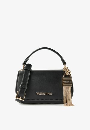 Schwarze Lederhandtasche mit kurzem Griff, abnehmbarem Riemen, goldfarbener Hardware und einer dekorativen Quaste mit dem VALENTINO-Logo.