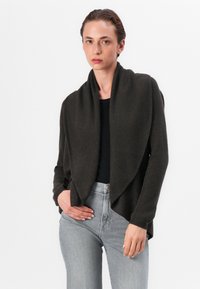 Cardigan avvolgente verde scuro realizzato in morbido tessuto, con design frontale drappeggiato, maniche lunghe e silhouette rilassata.