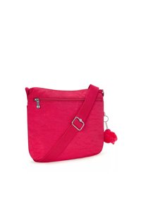 Borsa a tracolla in tessuto rosa brillante con chiusura a zip, superficie testurizzata, tracolla regolabile e un charm a pom-pom attaccato.