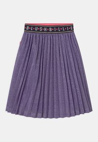 Lila plisserad kjol med en glänsande yta, med en svart midja med rosa bokstäver och stjärndetaljer.