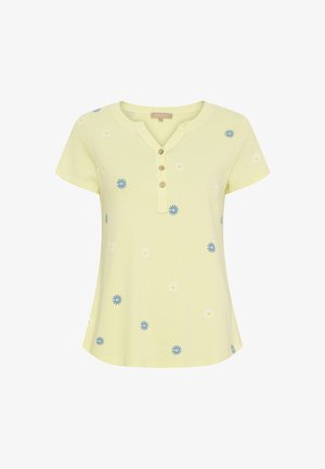 Kortærmet gul top med V-hals og tre knapper. Har flerfarvede blomster mønstre i blå og hvid. Blødt stof, afslappet pasform.