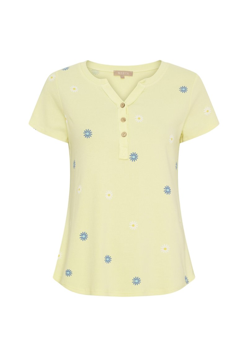 Kortærmet gul top med V-hals og tre knapper. Har flerfarvede blomster mønstre i blå og hvid. Blødt stof, afslappet pasform.