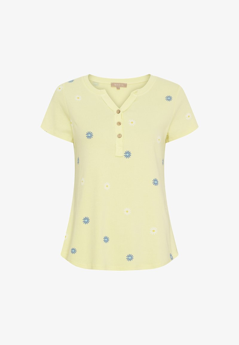 Kortærmet gul top med V-hals og tre knapper. Har flerfarvede blomster mønstre i blå og hvid. Blødt stof, afslappet pasform.