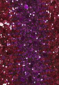 Paillette circolari viola e magenta sovrapposte, creando una superficie lucida e strutturata. Diverse dimensioni e qualità riflettenti aumentano l'interesse visivo.