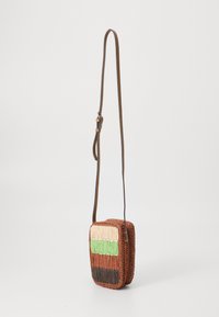 Torebka crossbody w kolorze brązowym, z teksturowanym prostokątnym kształtem i warstwami akcentów w odcieniach kremowym, zielonym i ciemnobrązowym. Regulowany pasek.