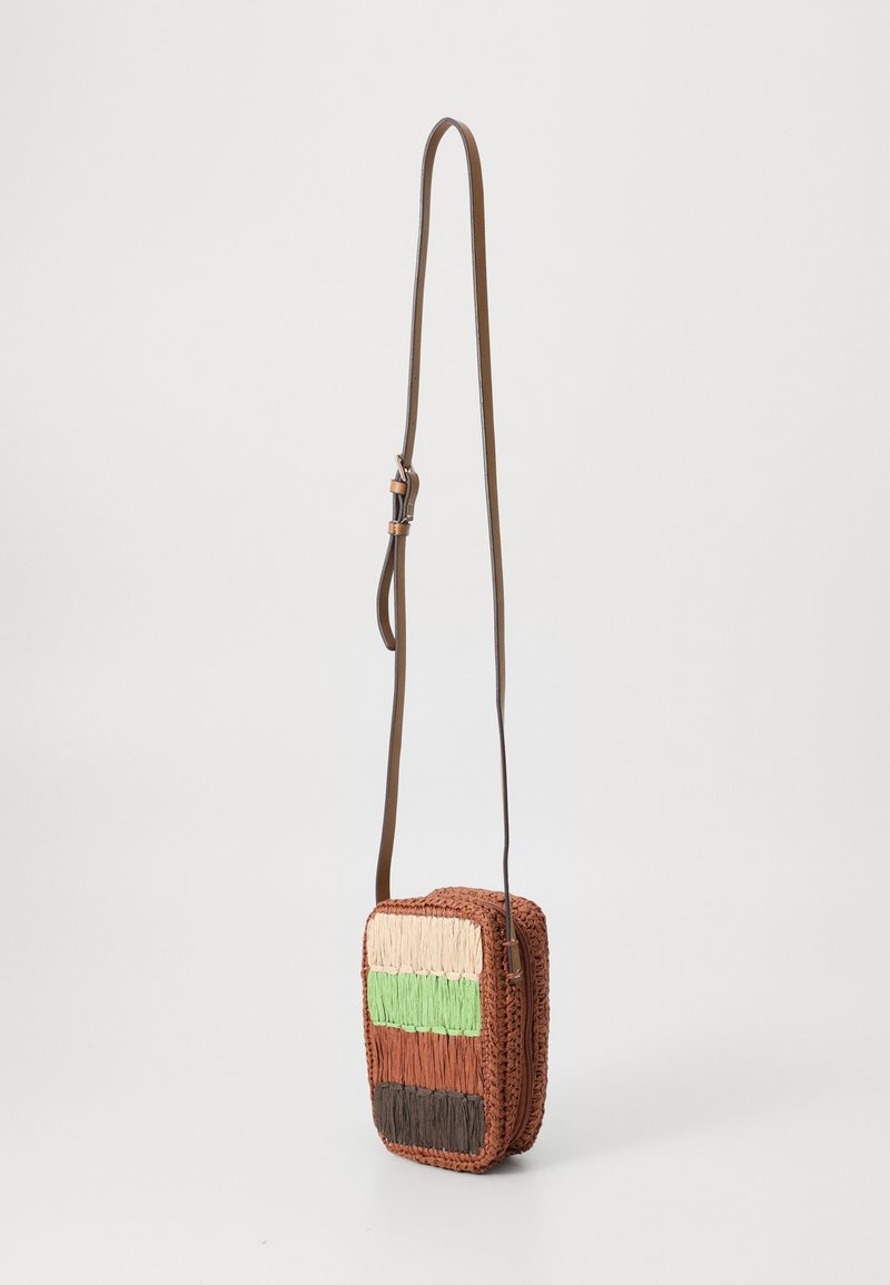 Bolso bandolera trenzado en marrón, con una forma rectangular texturizada y capas de acentos en crema, verde y marrón oscuro. Correa ajustable.