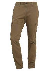 Hnědé pánské slim-fit cargo kalhoty s předním zapínáním na knoflík a zip, poutky na opasek a bočními kapsami na klopu na bílém pozadí.