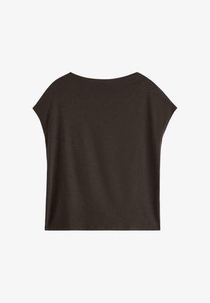 Ciemnobrązowa bluzka z krótkim rękawem, o luźnym kroju, szerokim dekolcie i gładkiej fakturze. Prosty, nieozdobiony design bez widocznych grafik czy wzorów.