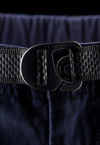 Navy fabric vyötäröosa, jossa on musta kudottu vyö, jossa on erottuva liukuvartti ja metalliset yksityiskohdat, jotka takaavat turvallisen säätämisen.
