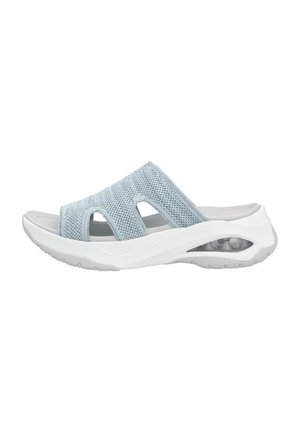 Sandale à semelle en maille bleu clair avec deux découpes, semelle texturée blanche et intermédiaire rembourré pour le confort. Présente un design à l'arrière ouvert.