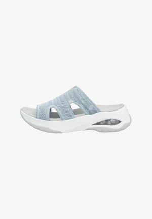 Lyseblå mesh slide sandal med to udskæringer, hvidt tekstureret sål og en polstret mellemsål for komfort. Har åbent bagside design.