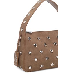 Borsa in camoscio marrone con decorazioni a stella argentate, con chiusura a zip e tracolla piatta. Include una targhetta decorativa.