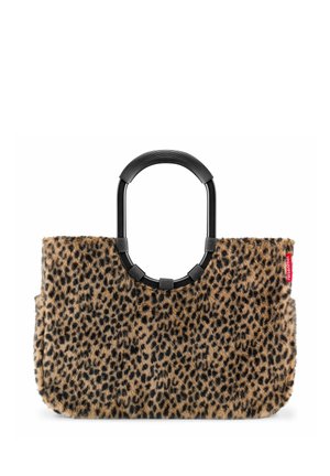 Handtasche aus Kunstfell mit Leopardenmuster, runden schwarzen Griffen und kleinem rotem Markenetikett an der Seite vor weißem Hintergrund.