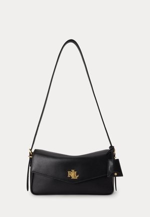 Sac à épaule en cuir noir avec logo RLL doré, rabat enveloppe et fine longue sangle sur fond clair uni.