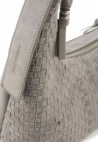 Borsa a tracolla in suede grigio intrecciato con dettagli in pelle liscia. Presenta una forma strutturata, una texture sottile e un comparto con zip.