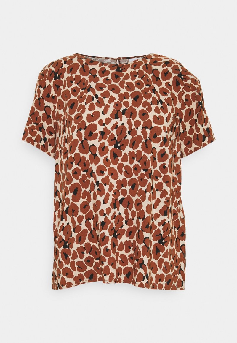 Blouse à manches courtes avec col rond, avec un motif léopard abstrait marron et noir sur fond beige clair.
