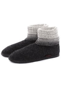 Zwarte en grijze wollen slippers met een gebreide rand, ronde teenontwerp en zachte textuur, met een klein rood logo aan de zijkant.