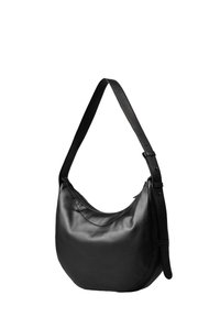 Schwarze Leder-Schultertasche mit einer geschwungenen, strukturierten Form. Sie hat eine glatte Textur, einen verstellbaren Tragriemen und einen Reißverschluss oben.