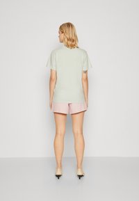 Calvin Klein HERO LOGO REGULAR - Camiseta estampada - morning frost