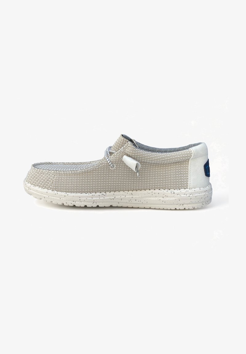 Scarpa slip-on in tela beige con finitura testurizzata, dettagli grigi, suola bianca maculata e sistema di allacciatura per una vestibilità sicura.