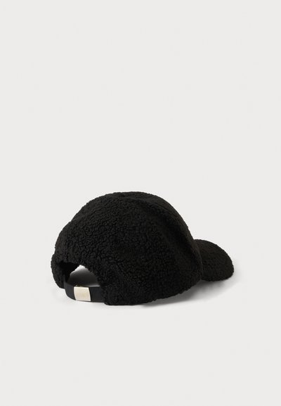 Μαύρο καπέλο μπέιζμπολ από υφασμάτινο fleece με ρυθμιζόμενο λουράκι και μεταλλική αγκράφα, εμφανιζόμενο από πίσω σε απλό φόντο.
