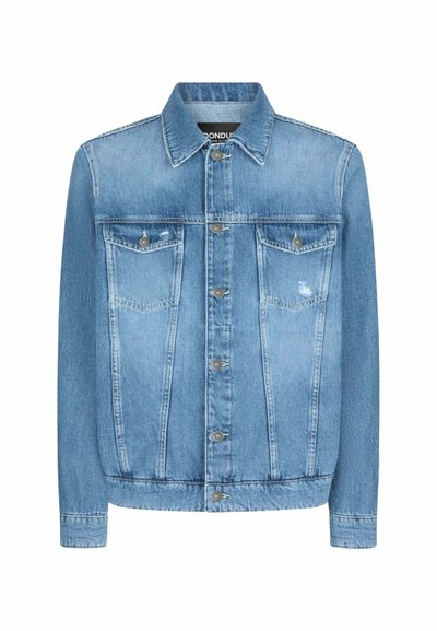 Giacca di jeans azzurro chiaro con taglio classico, tasche sul petto, bottoni metallici e colletto strutturato. Presenta una leggera usura sul tessuto.