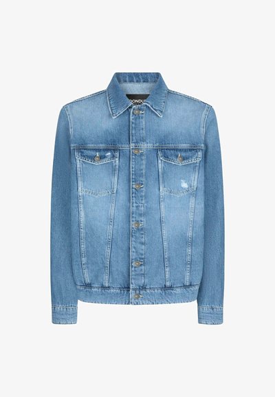 Giacca di jeans azzurro chiaro con taglio classico, tasche sul petto, bottoni metallici e colletto strutturato. Presenta una leggera usura sul tessuto.