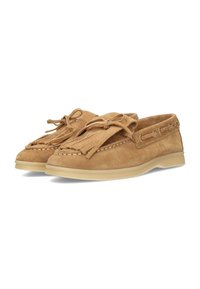 Mocasines de ante marrón con acentos de flecos y cordones, que cuentan con una suela de goma de color claro y detalles de herrajes metálicos.