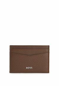 Porta carte in pelle marrone con finitura testurizzata, dotato di quattro scomparti per carte e logo "BOSS" stampato sul davanti. Bordo cucito.