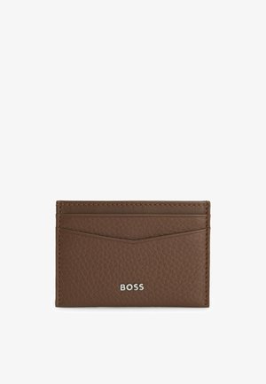 Porta carte in pelle marrone con finitura testurizzata, dotato di quattro scomparti per carte e logo "BOSS" stampato sul davanti. Bordo cucito.