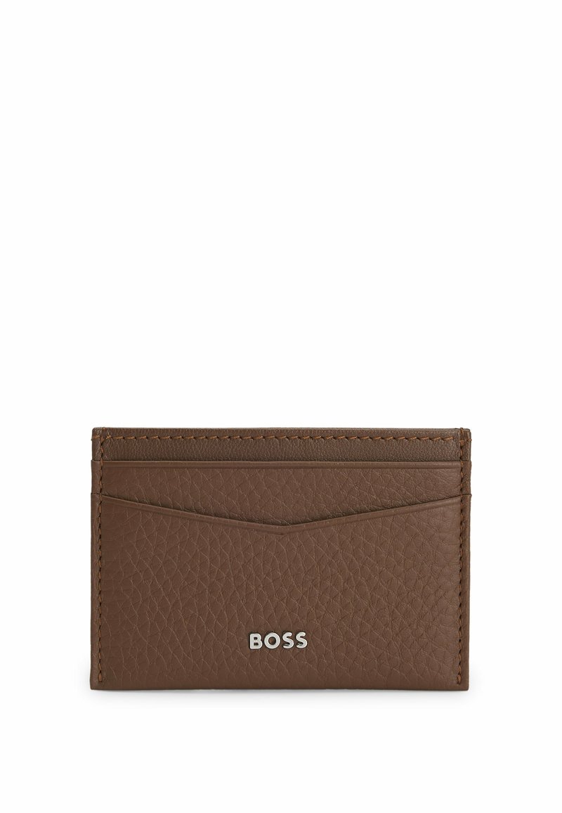 Porta carte in pelle marrone con finitura testurizzata, dotato di quattro scomparti per carte e logo "BOSS" stampato sul davanti. Bordo cucito.