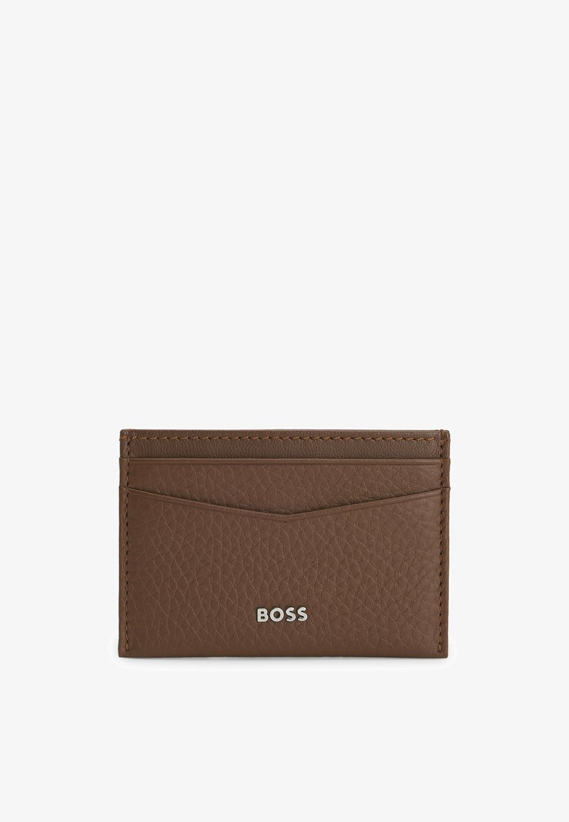 Brun læder kortholder med tekstureret overflade, der har fire kortpladser og præget "BOSS" logo foran. Synede kanter.