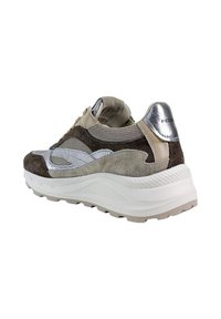 Beige, bruine en zilveren suède sneaker met een dikke witte zool, gaasdetails en een gewatteerde enkelkraag, bekeken vanuit de achterkant.