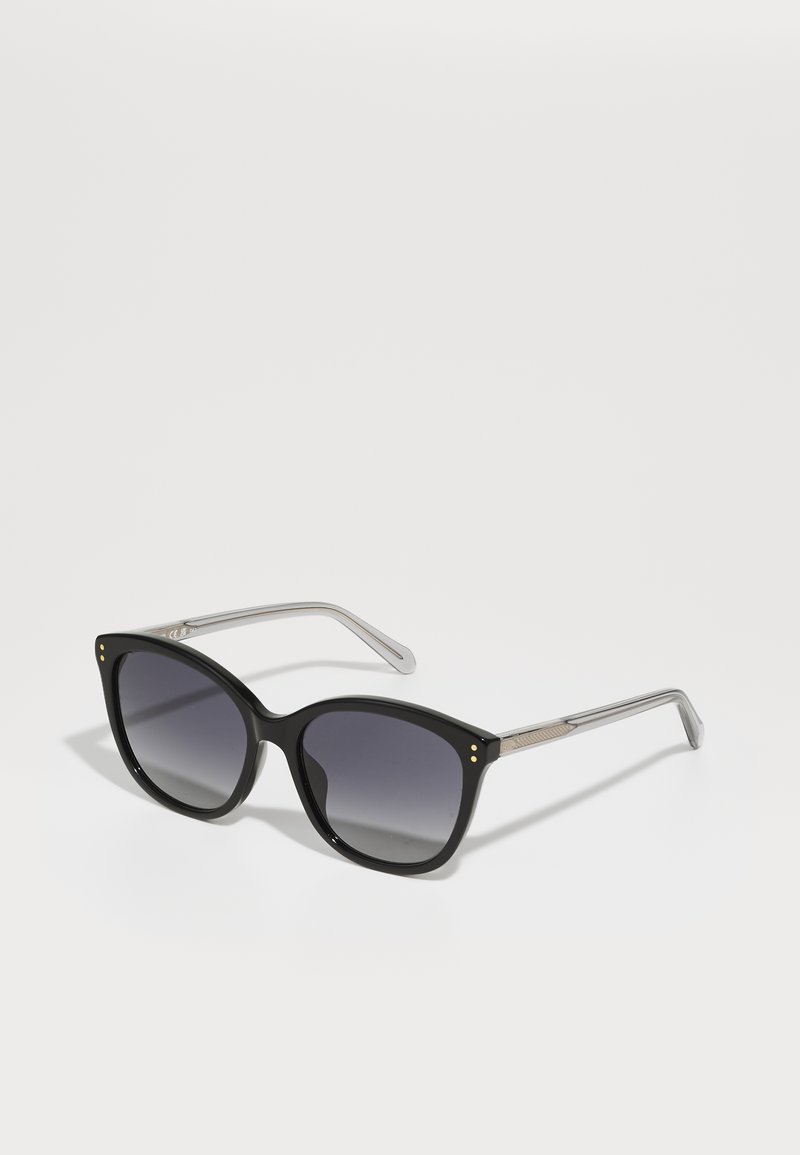 Schwarze Sonnenbrille mit einem großen Katzenaugenrahmen, gradienten grauen Gläsern, mit Metallakzenten und silbernen Bügeln mit strukturiertem Detail.