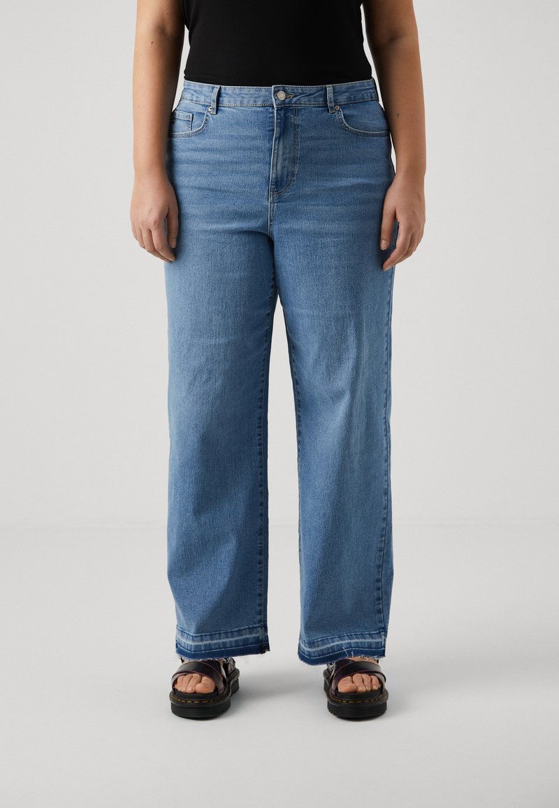 Vero Moda Curve VMKATHY LOOSE WIDE FOLD DOWN - Pernera ancha - light blue denim