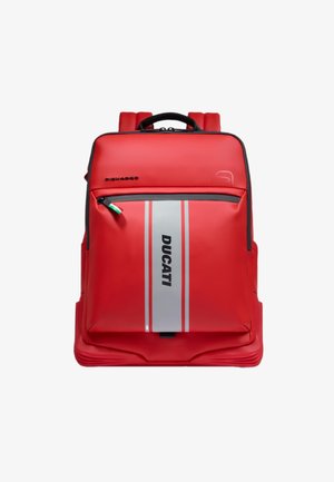Rode rugzak met grijze streep, voorzien van het "DUCATI"-logo, een voorvak met ritssluiting, ergonomische riemen en een gestructureerd materiaal. Accent van de Italiaanse vlag.