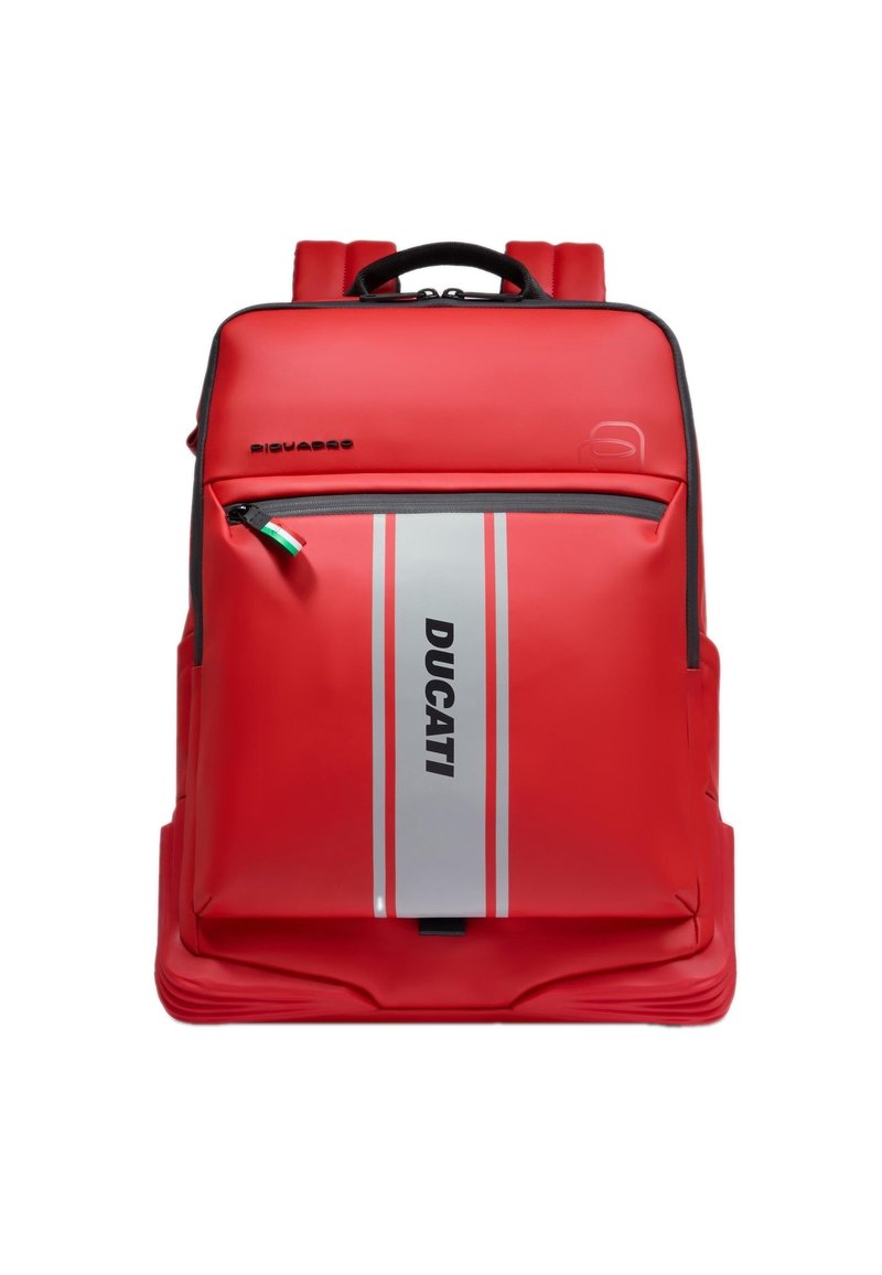 Mochila roja con una franja gris, con el logo "DUCATI", bolsillo delantero con cremallera, correas ergonómicas y material texturizado. Acento con la bandera italiana.