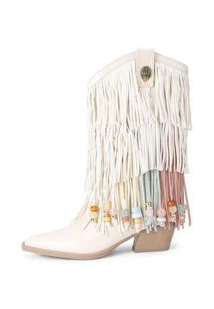 Off-white cowboylaars met gelaagde franjes, versierd met pastelgekleurde kralen en een lage, schuine houten hak.