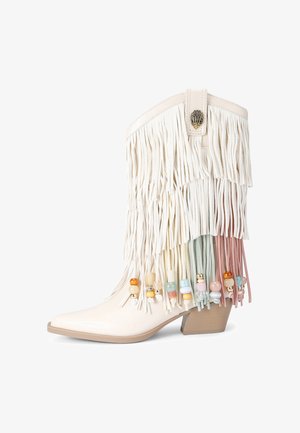 Off-white cowboylaars met gelaagde franjes, versierd met pastelgekleurde kralen en een lage, schuine houten hak.